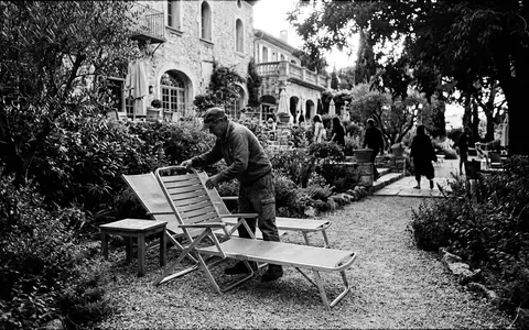 Schwarzweiss-Reportage mit Gartenliege zum Thema Kettler Gartenliege Basic Plus, hoher Kontrast, sachlich dargestellt - Foto: THN