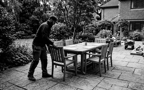 Schwarzweiss-Reportage mit Gartenmoebelset zum Thema Kettler Gartenmöbel Set Laos, hoher Kontrast, sachlich dargestellt - Foto: THN