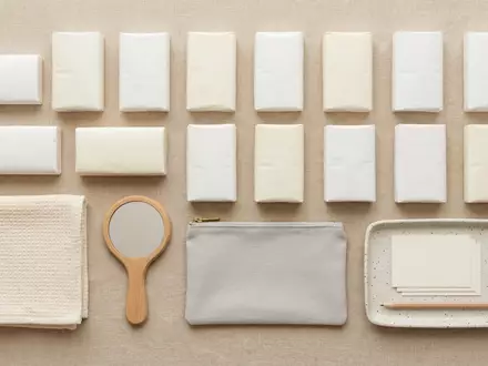 Flatlay-Arrangement rund um Taschentuecher zum Thema Zewa Softis Taschentücher 12x10, weiches Oberlicht - Foto: THN
