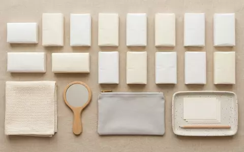 Flatlay-Arrangement rund um Taschentuecher zum Thema Zewa Softis Taschentücher 12x10, weiches Oberlicht - Foto: THN