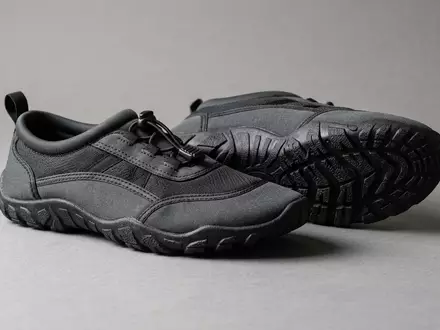 Fotorealistische Studioaufnahme von Wasserschuhe zum Thema Beco Herren Badeschuhe Aqua-Sportschuhe, klare Lichtfuehrung - Foto: THN