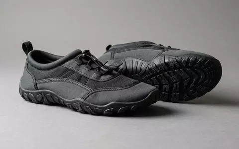 Fotorealistische Studioaufnahme von Wasserschuhe zum Thema Beco Herren Badeschuhe Aqua-Sportschuhe, klare Lichtfuehrung - Foto: THN