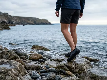 Fotorealistische Aufnahme von Wasserschuhe am Ufer zum Thema Beco Herren Badeschuhe Aqua-Sportschuhe, natuerliches Licht - Foto: THN