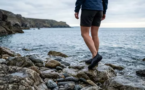 Fotorealistische Aufnahme von Wasserschuhe am Ufer zum Thema Beco Herren Badeschuhe Aqua-Sportschuhe, natuerliches Licht - Foto: THN