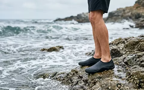 Fotorealistische Aufnahme von Wasserschuhe am Ufer zum Thema Beco Damen Badeschuhe Aqua, natuerliches Licht - Foto: THN