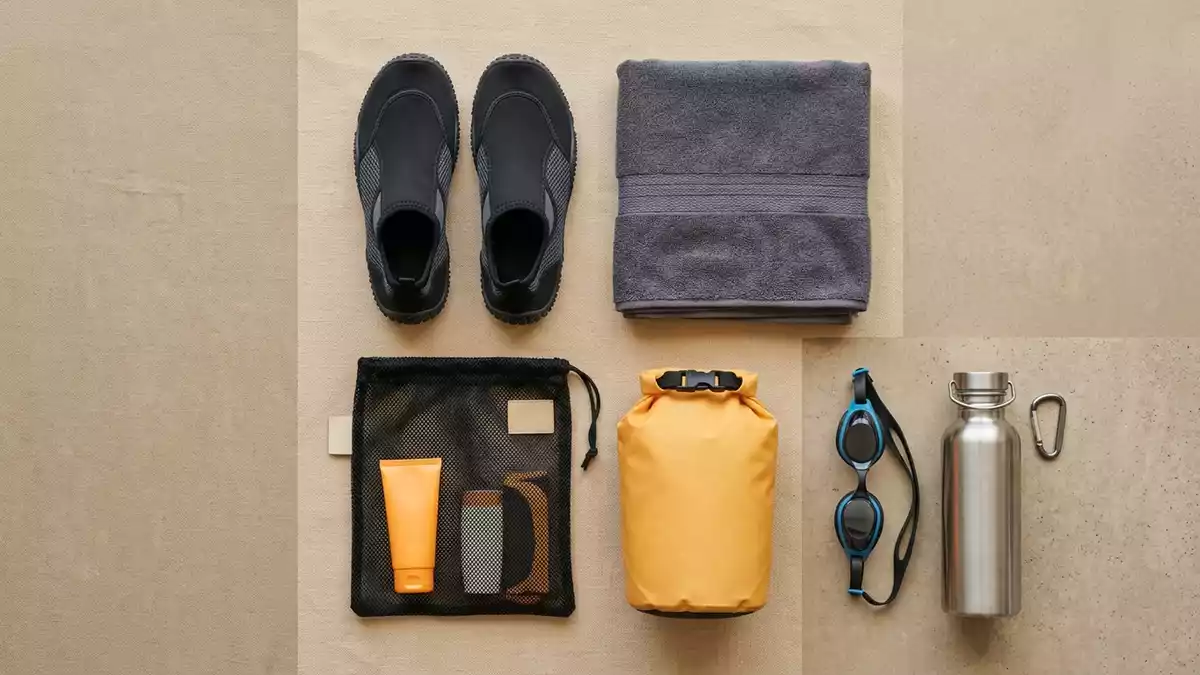 Flatlay-Arrangement rund um Wasserschuhe mit passenden Requisiten von oben, neutral