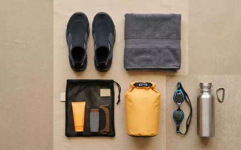 Flatlay-Arrangement rund um Wasserschuhe zum Thema Beco Damen Badeschuhe Aqua, weiches Oberlicht - Foto: THN