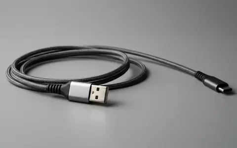 Fotorealistische Studioaufnahme von USB Ladekabel zum Thema Baseus USB-A auf Lightning, klare Lichtfuehrung - Foto: THN