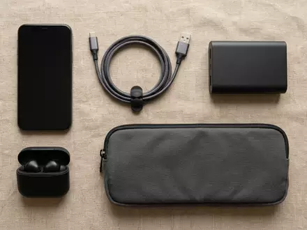 Flatlay-Arrangement rund um USB Ladekabel zum Thema Baseus USB-A auf Lightning, weiches Oberlicht - Foto: THN