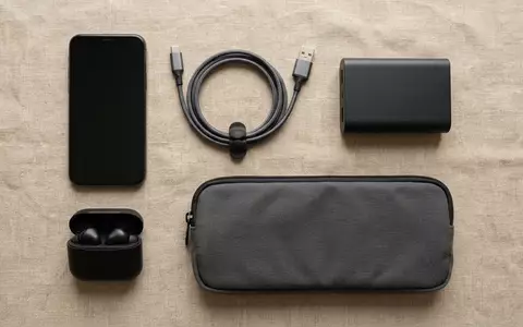 Flatlay-Arrangement rund um USB Ladekabel zum Thema Baseus USB-A auf Lightning, weiches Oberlicht - Foto: THN