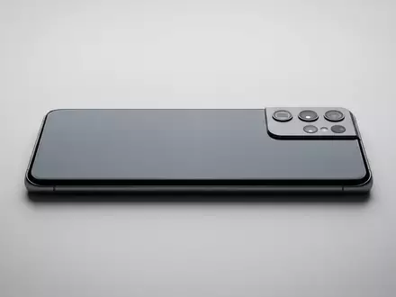 Fotorealistische Studioaufnahme von Smartphone zum Thema OnePlus 13R 128GB, klare Lichtfuehrung, sachlich dargestellt - Foto: THN