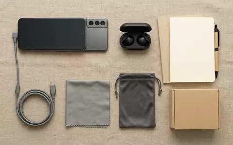 Flatlay-Arrangement rund um Smartphone zum Thema OnePlus 13R 128GB, weiches Oberlicht, sachlich dargestellt - Foto: THN