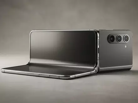 Fotorealistische Studioaufnahme von Smartphone zum Thema OnePlus Open 2 Foldable, klare Lichtfuehrung - Foto: THN