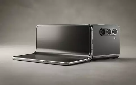 Fotorealistische Studioaufnahme von Smartphone zum Thema OnePlus Open 2 Foldable, klare Lichtfuehrung - Foto: THN
