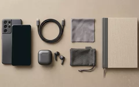 Flatlay-Arrangement rund um Smartphone zum Thema OnePlus 13 256GB, weiches Oberlicht, sachlich dargestellt - Foto: THN