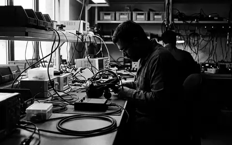 Schwarzweiss-Reportage mit VR-Verbindungskabel zum Thema Syntech Link Kabel 5m, hoher Kontrast, sachlich dargestellt - Foto: THN