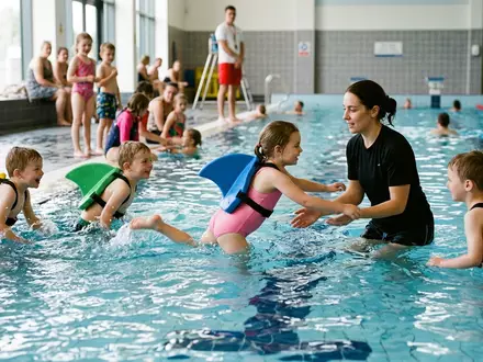 Fotorealistische Aufnahme von Schwimmhilfe beim Schwimmen zum Thema SwimFin Haifischflosse Schwimmhilfe Kinder, natuerliches Licht - Foto: THN