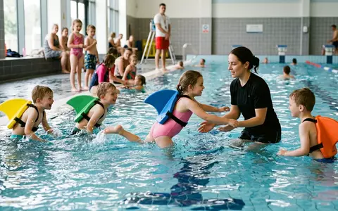 Fotorealistische Aufnahme von Schwimmhilfe beim Schwimmen zum Thema SwimFin Haifischflosse Schwimmhilfe Kinder, natuerliches Licht - Foto: THN