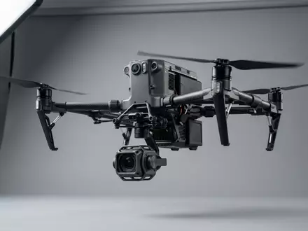 Fotorealistische Studioaufnahme von Kameradrohne zum Thema Skydio 2+, klare Lichtfuehrung, sachlich dargestellt - Foto: THN