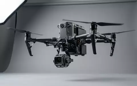 Fotorealistische Studioaufnahme von Kameradrohne zum Thema Skydio 2+, klare Lichtfuehrung, sachlich dargestellt - Foto: THN