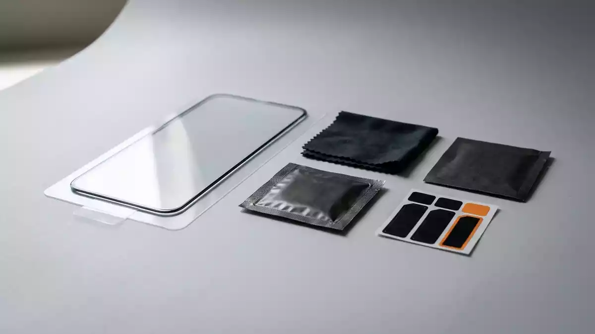 Fotorealistische Studioansicht von Display-Schutzglas in neutraler Produktdarstellung