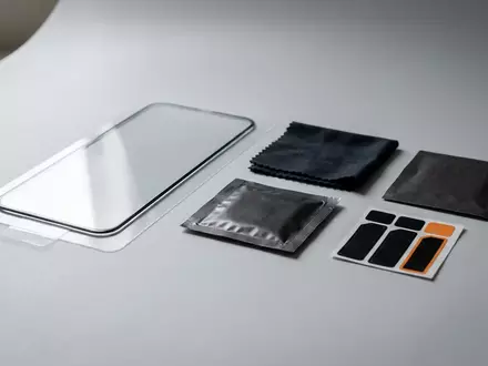 Fotorealistische Studioaufnahme von Display-Schutzglas zum Thema Smartect Panzerglas iPhone 17, klare Lichtfuehrung - Foto: THN