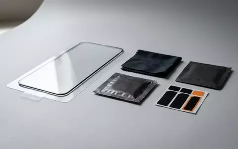 Fotorealistische Studioaufnahme von Display-Schutzglas zum Thema Smartect Panzerglas iPhone 17, klare Lichtfuehrung - Foto: THN