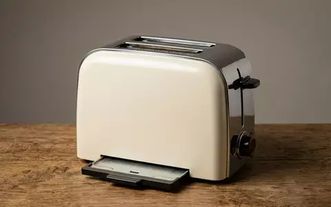 Fotorealistische Studioaufnahme von Zweischeibentoaster zum Thema Smeg TSF01 50s Style, klare Lichtfuehrung - Foto: THN