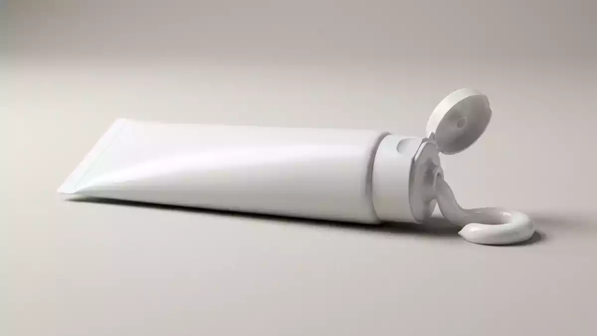 Fotorealistische Studioansicht von Zahnpasta in neutraler Produktdarstellung, neutral