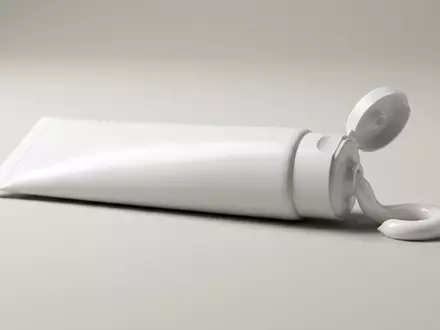 Fotorealistische Studioaufnahme von Zahnpasta zum Thema Colgate Total Original Zahnpasta, klare Lichtfuehrung - Foto: THN
