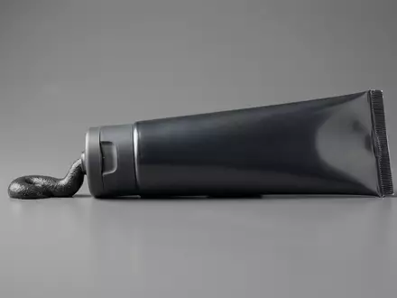 Fotorealistische Studioaufnahme von Zahnpasta zum Thema Colgate Max White Charcoal, klare Lichtfuehrung - Foto: THN
