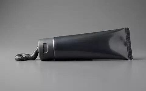 Fotorealistische Studioaufnahme von Zahnpasta zum Thema Colgate Max White Charcoal, klare Lichtfuehrung - Foto: THN