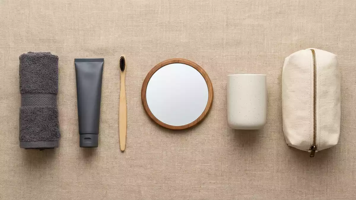 Flatlay-Arrangement rund um Zahnpasta mit passenden Requisiten von oben, neutral