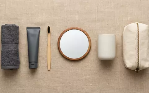 Flatlay-Arrangement rund um Zahnpasta zum Thema Colgate Max White Charcoal, weiches Oberlicht - Foto: THN