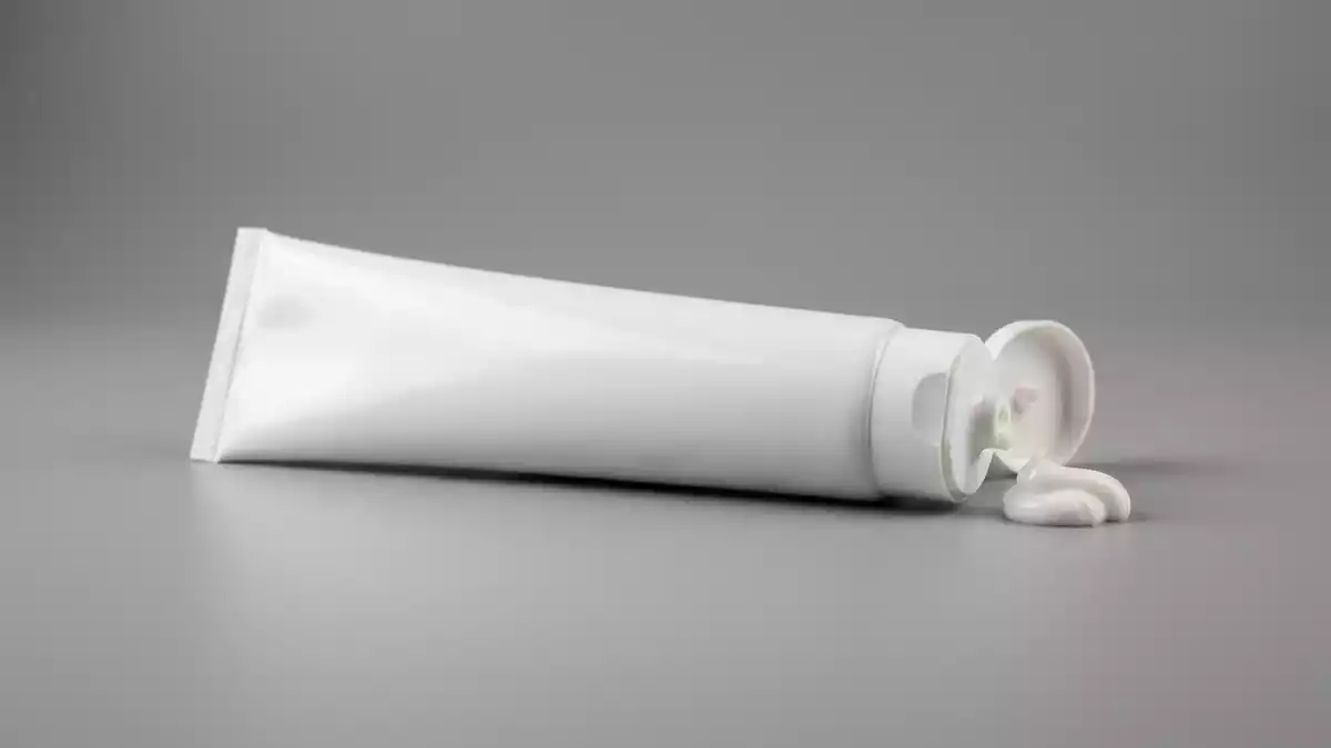Fotorealistische Studioansicht von Zahnpasta in neutraler Produktdarstellung, neutral