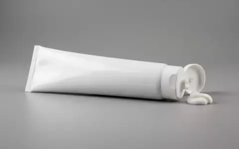Fotorealistische Studioaufnahme von Zahnpasta zum Thema Colgate Max White Ultimate, klare Lichtfuehrung - Foto: THN