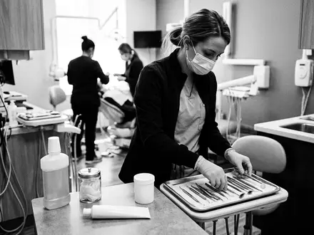 Schwarzweiss-Reportage mit Zahnpasta zum Thema Colgate Max White Ultimate, hoher Kontrast, sachlich dargestellt - Foto: THN
