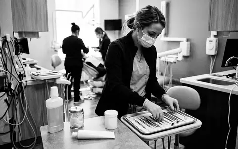 Schwarzweiss-Reportage mit Zahnpasta zum Thema Colgate Max White Ultimate, hoher Kontrast, sachlich dargestellt - Foto: THN