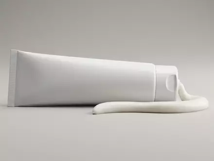 Fotorealistische Studioaufnahme von Zahnpasta zum Thema Colgate Sensitive Pro-Relief Zahnpasta, klare Lichtfuehrung - Foto: THN