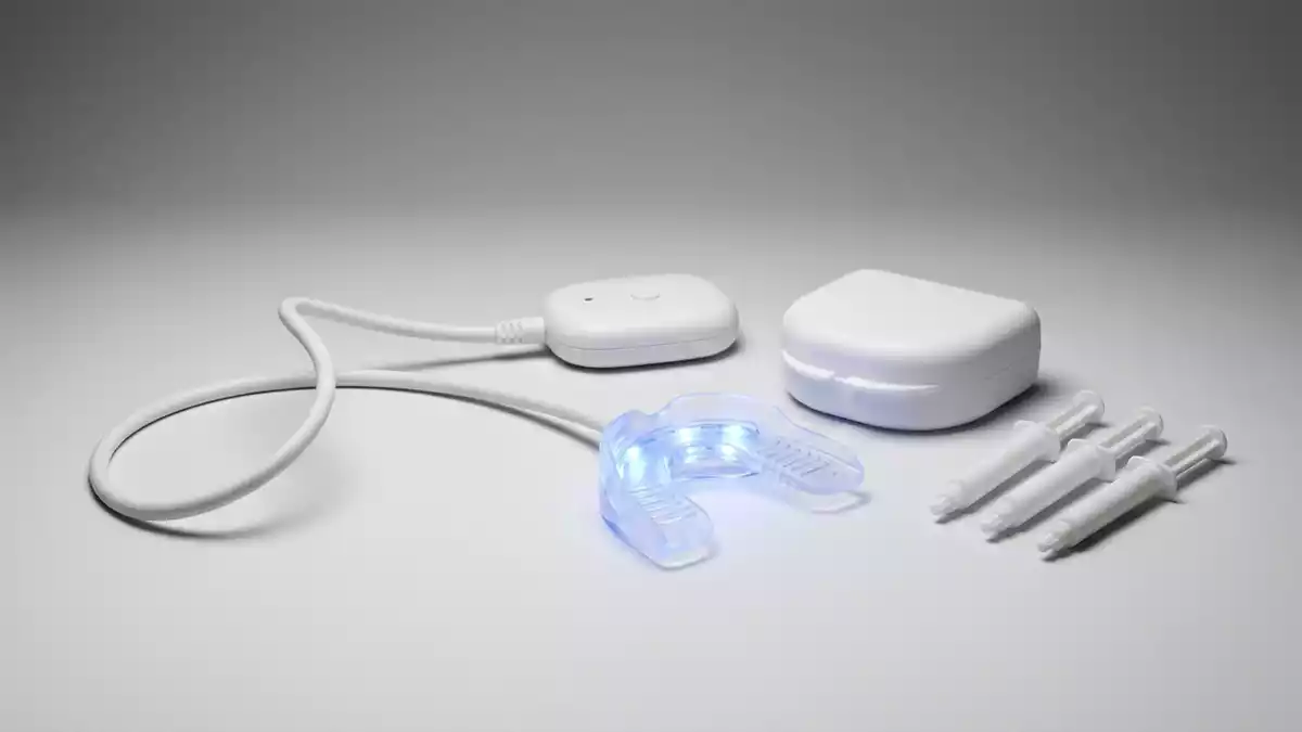 Fotorealistische Studioansicht von Zahnaufhellungsset in neutraler Produktdarstellung