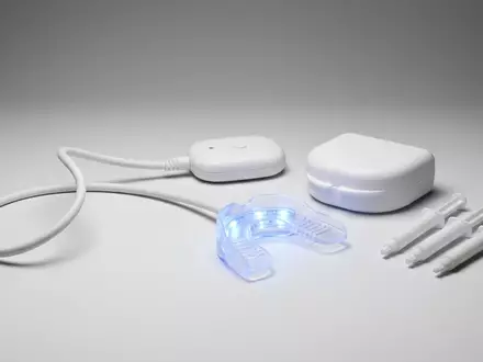 Fotorealistische Studioaufnahme von Zahnaufhellungsset zum Thema Colgate Optic White ComfortFit, klare Lichtfuehrung - Foto: THN