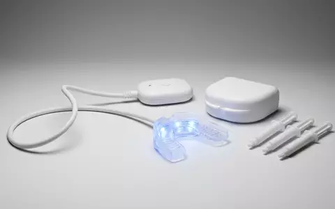 Fotorealistische Studioaufnahme von Zahnaufhellungsset zum Thema Colgate Optic White ComfortFit, klare Lichtfuehrung - Foto: THN