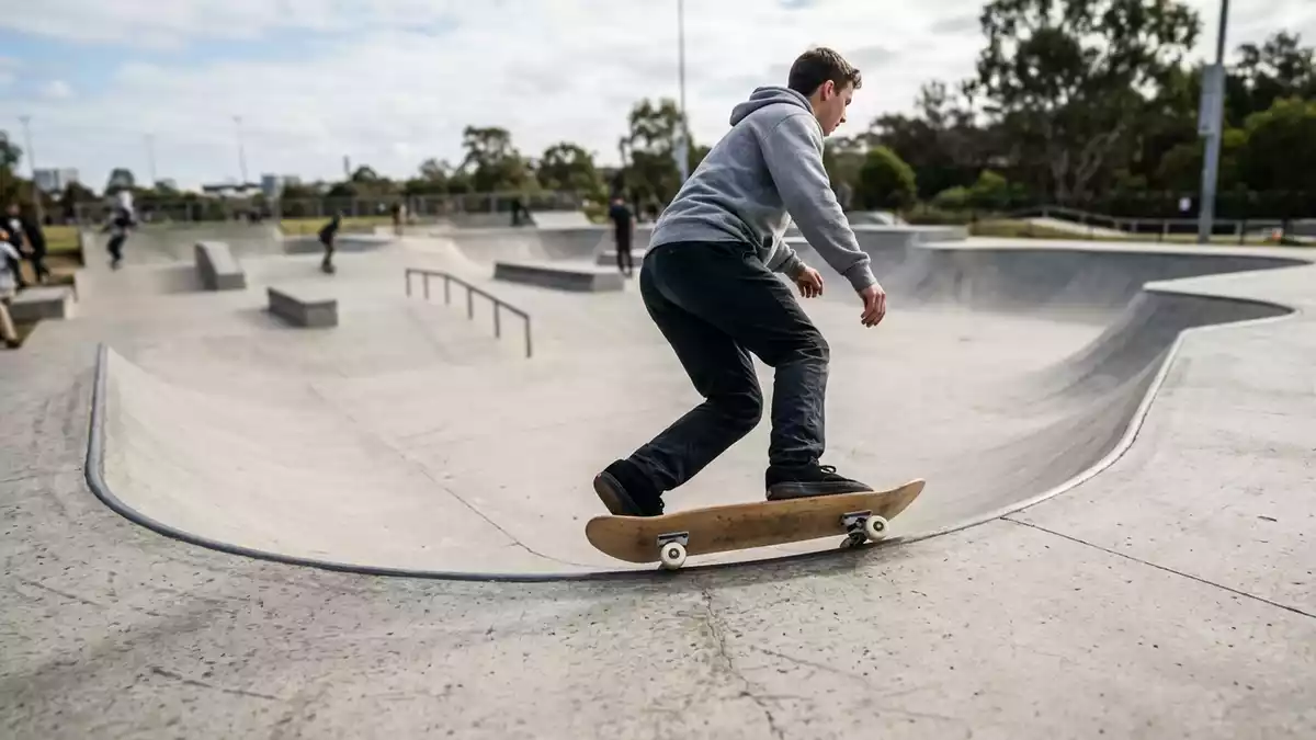 Fotorealistische Ansicht von Skateboard im Skatepark in realer Umgebung, neutral