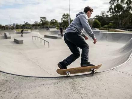 Fotorealistische Aufnahme von Skateboard im Skatepark zum Thema Element Section Complete Skateboard, natuerliches Licht - Foto: THN
