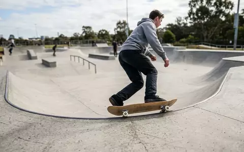 Fotorealistische Aufnahme von Skateboard im Skatepark zum Thema Element Section Complete Skateboard, natuerliches Licht - Foto: THN