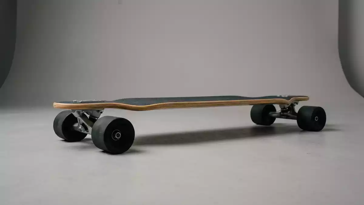 Fotorealistische Studioansicht von Longboard in neutraler Produktdarstellung, neutral