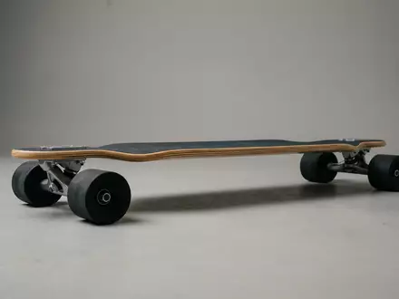 Fotorealistische Studioaufnahme von Longboard zum Thema Landyachtz Drop Hammer 36, klare Lichtfuehrung - Foto: THN
