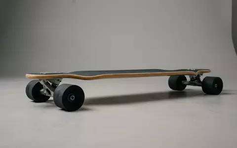 Fotorealistische Studioaufnahme von Longboard zum Thema Landyachtz Drop Hammer 36, klare Lichtfuehrung - Foto: THN