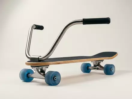 Fotorealistische Studioaufnahme von Cruiser-Skateboard zum Thema Landyachtz Dinghy Handlebars Cruiser, klare Lichtfuehrung - Foto: THN