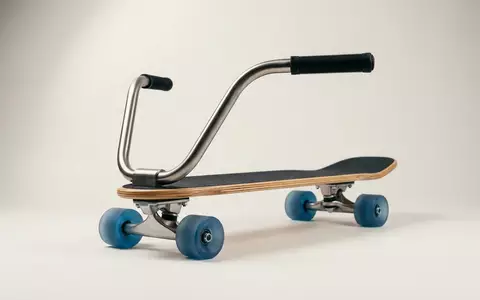 Fotorealistische Studioaufnahme von Cruiser-Skateboard zum Thema Landyachtz Dinghy Handlebars Cruiser, klare Lichtfuehrung - Foto: THN